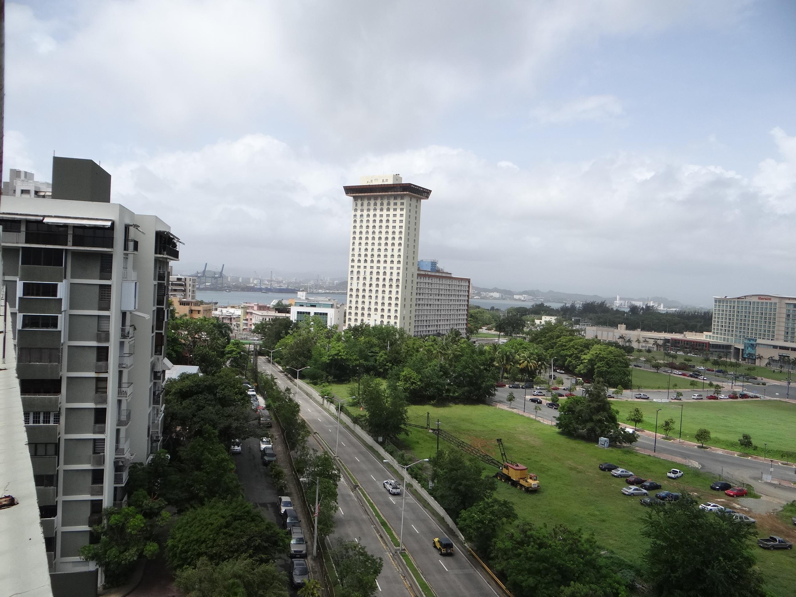 Vista desde la azotea del Edificio del Departamento de Justicia - San Juan (Miramar) - 2013 00021